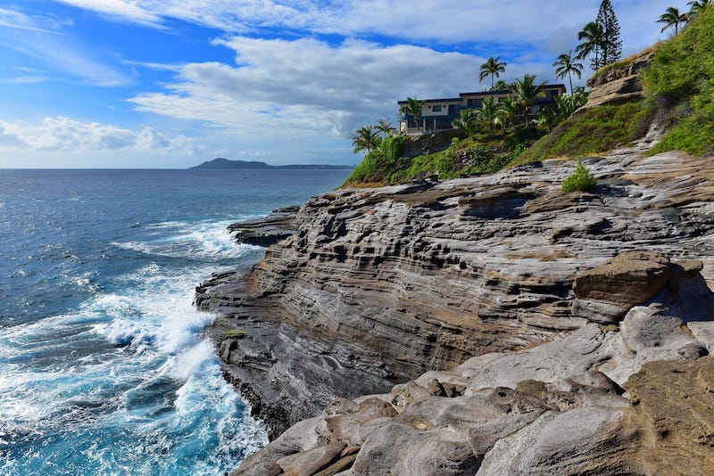 Spitting Caves - Best cliff jumping in Oahu